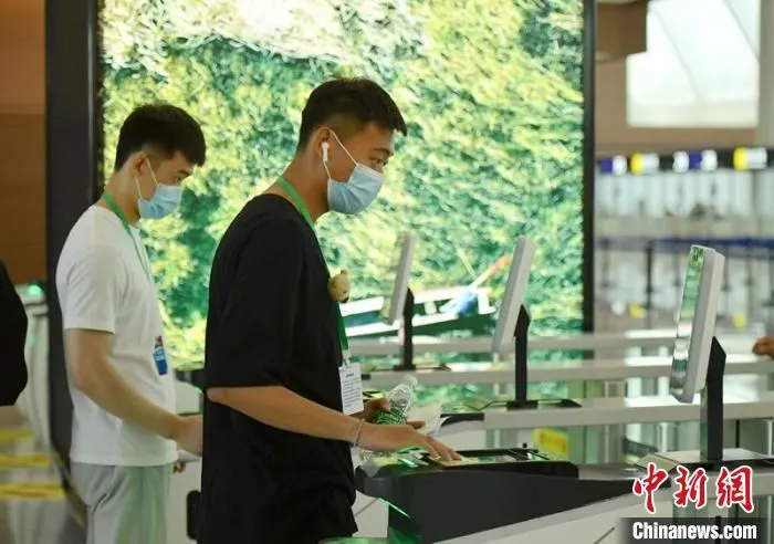 模拟旅客通过身份证和刷脸进入机场安检区域。　刘忠俊 摄