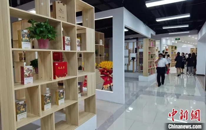 “奥体云商”内部分区域品牌展品 张桂芹 摄