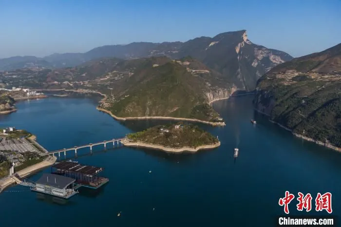 图为航拍夔门与白帝城。　何蓬磊 摄