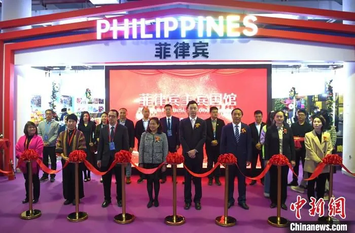 图为嘉宾在菲律宾主宾国馆前留影。 中新社记者 王东明 摄