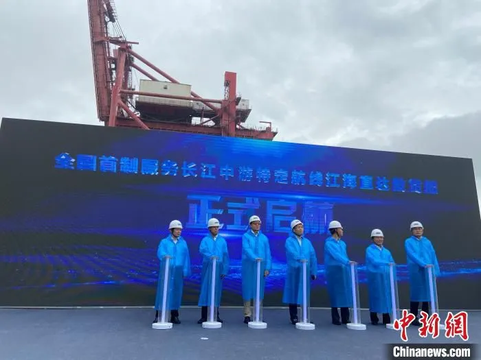 首航仪式现场。　林波 摄