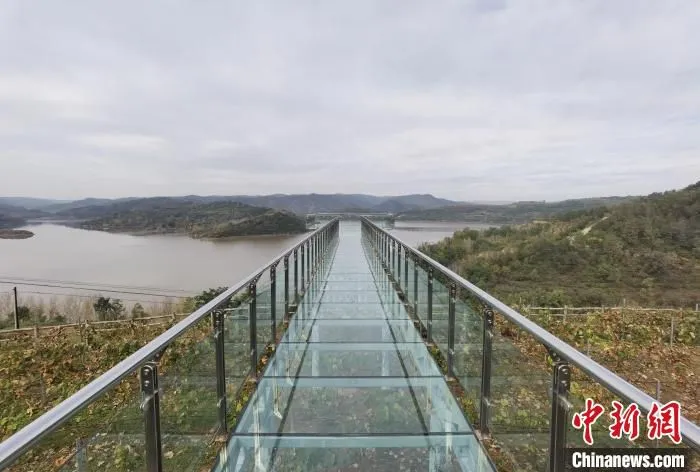 左权县石匣湖上的观景台。　胡健 摄