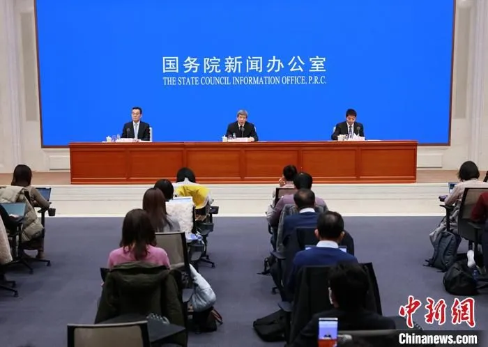 12月16日，中国国务院新闻办公室在北京举行国务院政策例行吹风会，请财政部副部长许宏才、财政部预算司负责人兼政府债务研究和评估中心主任宋其超介绍加强和完善地方政府债务管理有关情况，并答记者问。 中新社记者 杨可佳 摄