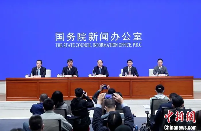 3月24日，中国国务院新闻办公室在北京举行新闻发布会，介绍首届中国国际消费品博览会有关情况。商务部副部长王炳南、海南省常务副省长沈丹阳、商务部市场运行和消费促进司司长朱小良、海南国际经济发展局局长韩圣健出席。
中新社记者 张宇 摄