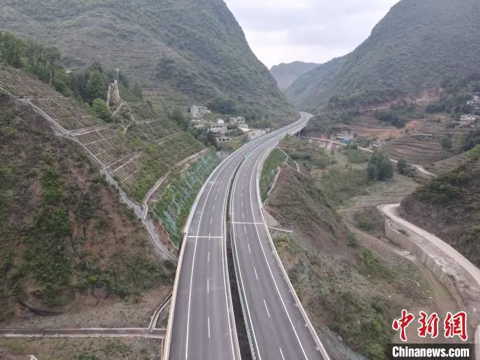 航拍镇赫高速公路。　贵州赫镇高速公路建设有限公司供图