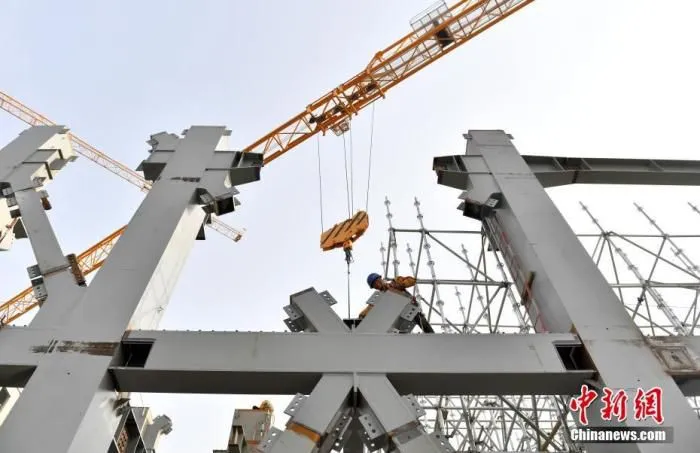 资料图：雄安商务服务中心项目建设者正在进行施工作业。
中新社记者 韩冰 摄