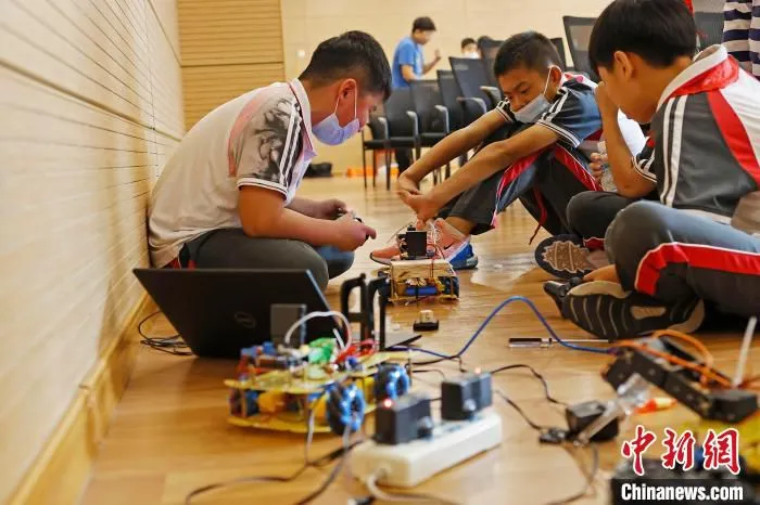 青少年选手在比赛前对设备进行检查。　殷立勤 摄