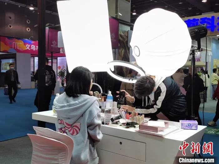 企业直播“带货”现场。　胡亦心 摄 摄