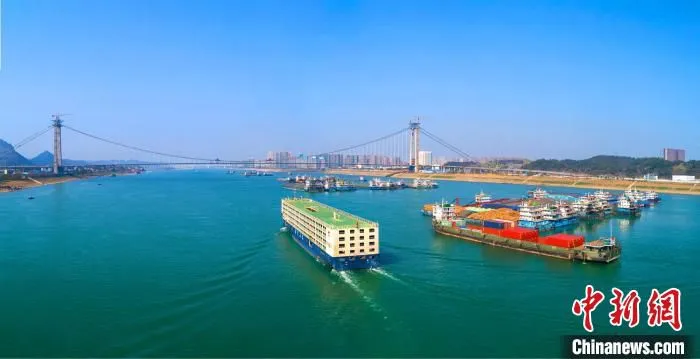三峡工程改善了三峡库区和大坝下游通航条件。　望作信 摄