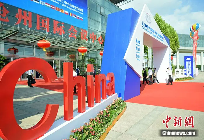 图为参会人员进入会场。 中新社记者 翟羽佳 摄