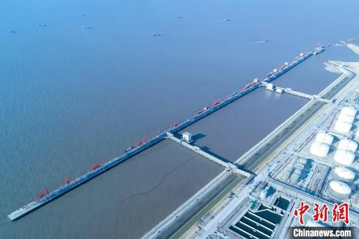 中国铁建港航局承建的国内一次性建成单体最长高桩梁板液体化工码头--浙江舟山鱼山液化码头一期工程。　中国铁建港航局供图