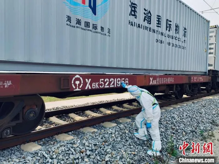 图为民警对列车进行查验。　磨憨边检站供图