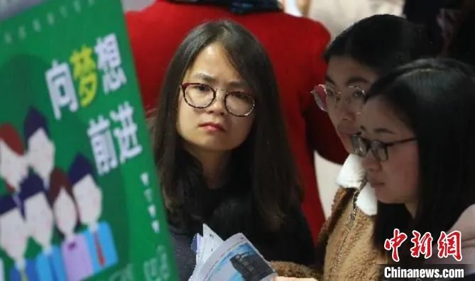 随着各地对创新经济的大力支持，越来越多大学毕业生、青年精英选择创新创业之路。(资料图) 泱波 摄