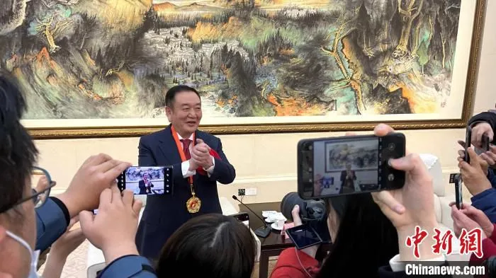 泰山体育产业集团董事长卞志良接受记者采访。　孙婷婷 摄