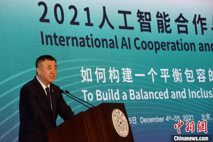 清华大学副校长杨斌主持开幕式。　孙自法 摄