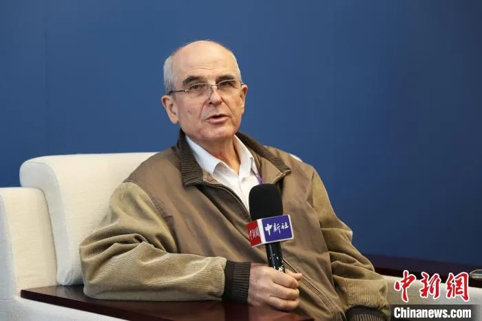 对外经济贸易大学教授阳和平接受中新社记者专访。　张亨伟 摄