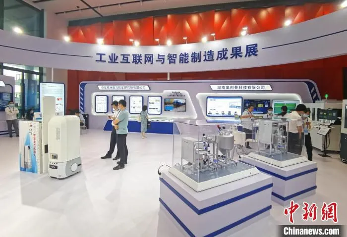 现场展出了部分新技术新成果。　向一鹏 摄