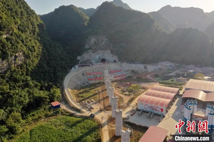 建设中的崇凭段渠皿双线特大桥和那赖隧道。　韦建松 摄