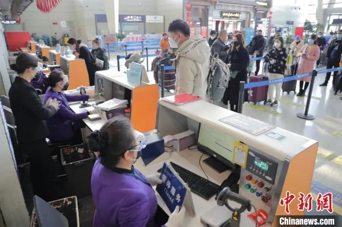 图为西宁曹家堡国际机场航站楼内，旅客办理手续。　青海机场有限公司 供图