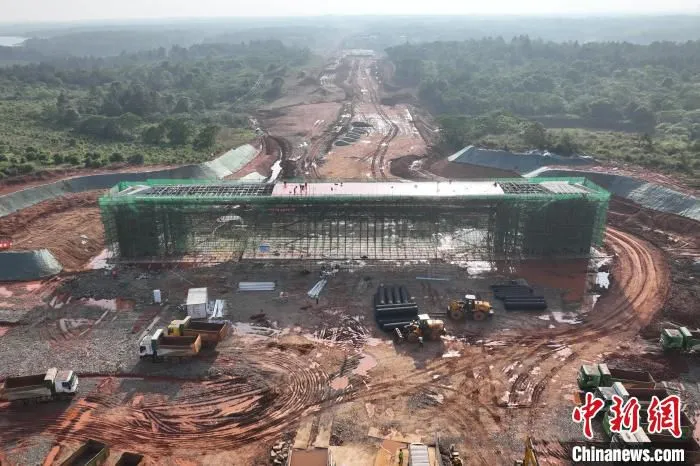 图为在中国(南昌)现代职教城职教大道项目，承建方中铁四局正在建设钢结构门头。　卢建建 　摄