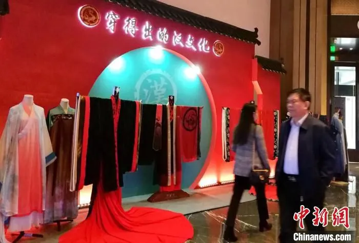 “穿的出的汉文化”汉服展示。　朱志庚 摄