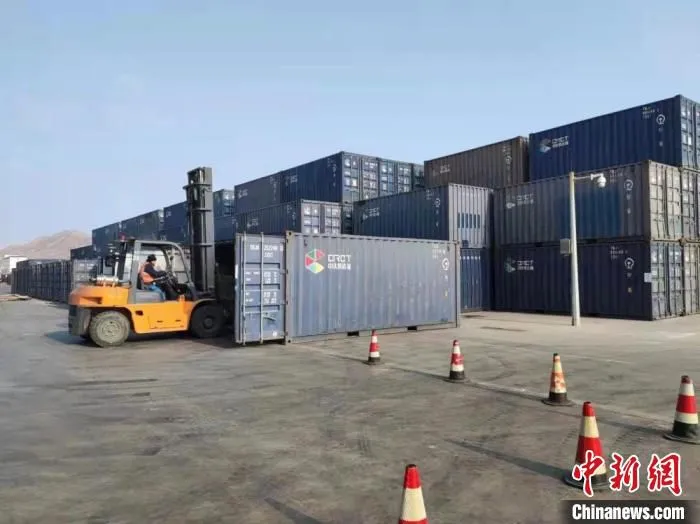 图为东川铁路货场集装箱作业。　甘肃(兰州)国际陆港供图