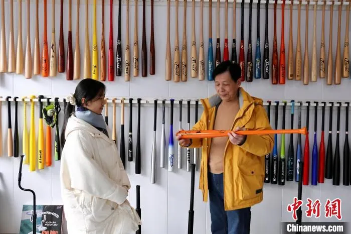 陈景森向客商介绍球棒 项菁 摄