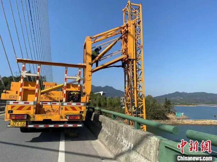 养护工人太平湖大桥作业。　吴兰 摄