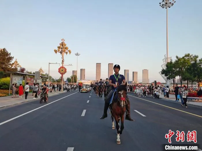 图为内蒙古自治区鄂尔多斯康巴什举行的“马上游城”项目。　李爱平 摄