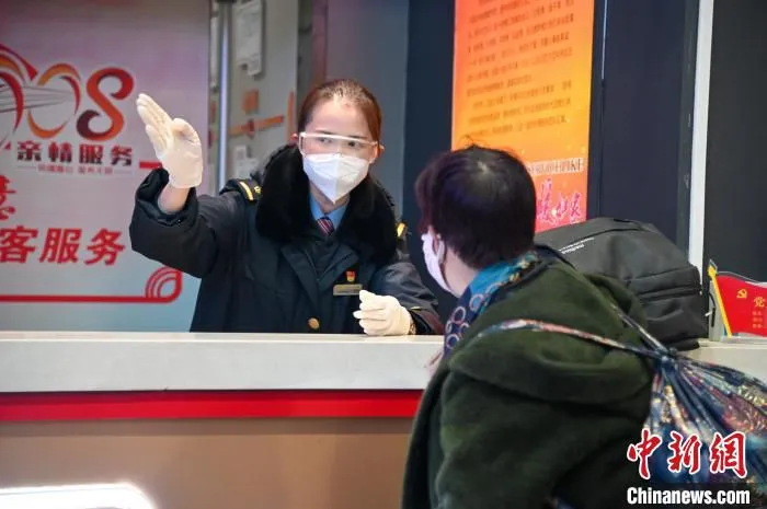 图为旅客在兰州车站向工作人员咨询出行信息。　张博行 摄