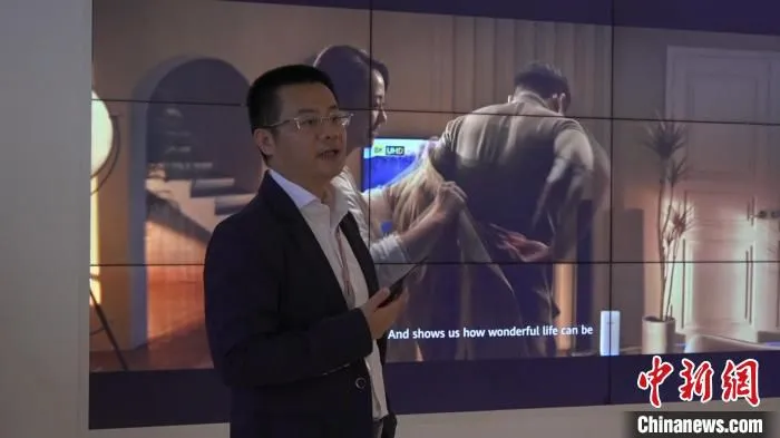 华为EBG金融CTO谢军带领训练营一行参观了华为上海研究所展示厅。　康玉湛 摄