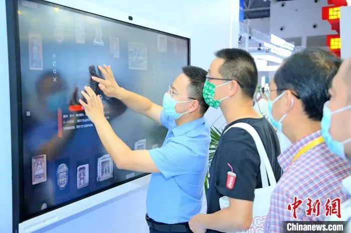 图为观众体验文物科技互动项目。　重庆旅游云信息科技有限公司供图