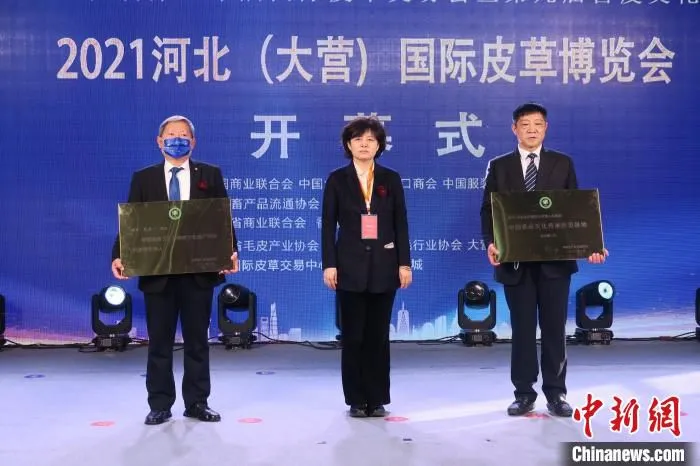 授牌仪式现场。　王鹏 摄
