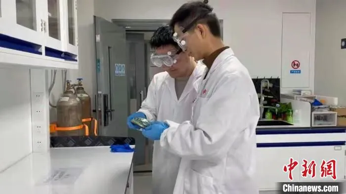 课题组在科研中。　中国科大 供图