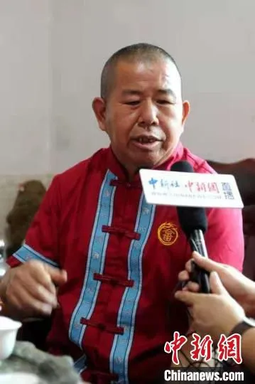 官畲村党支部原书记蓝金福接受采访。　张金川 摄