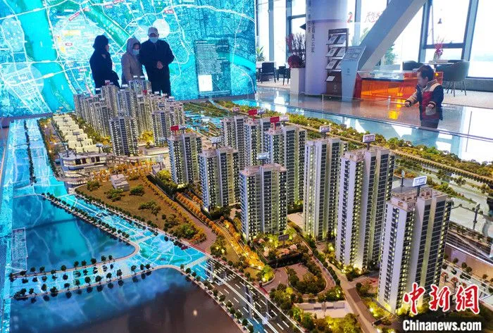 资料图为市民在福州一售楼处了解住宅信息。 中新社记者 吕明 摄