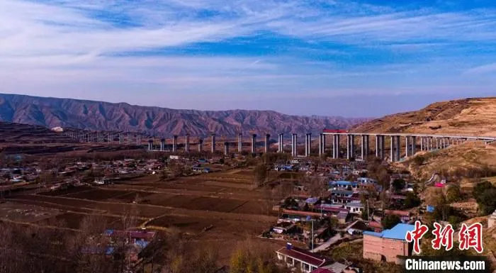 图为施工现场。　张胜强 摄