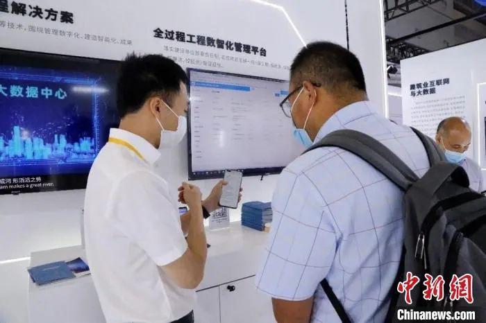 图为2021智博会参展方工作人员向观众介绍产品。　袁晓霞 摄