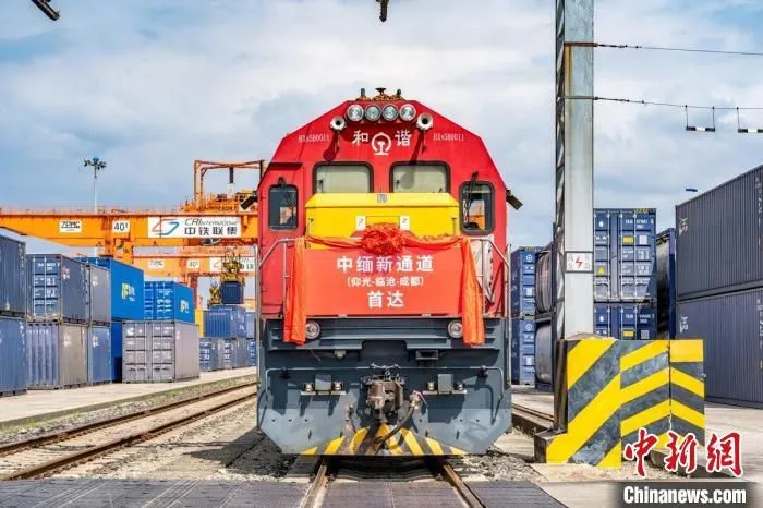 中缅新通道(仰光-临沧-成都)首次抵达成都国际铁路港。　成都国际铁路港 摄