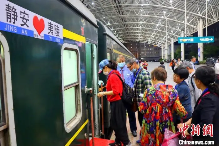 游客登上“静安·夷陵号”旅游专列前往湖北夷陵。　李重庆 摄