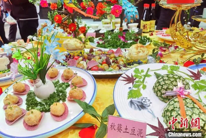 图为定西以土豆为原料，烹饪出马铃薯宴进行展示。　张婧 摄