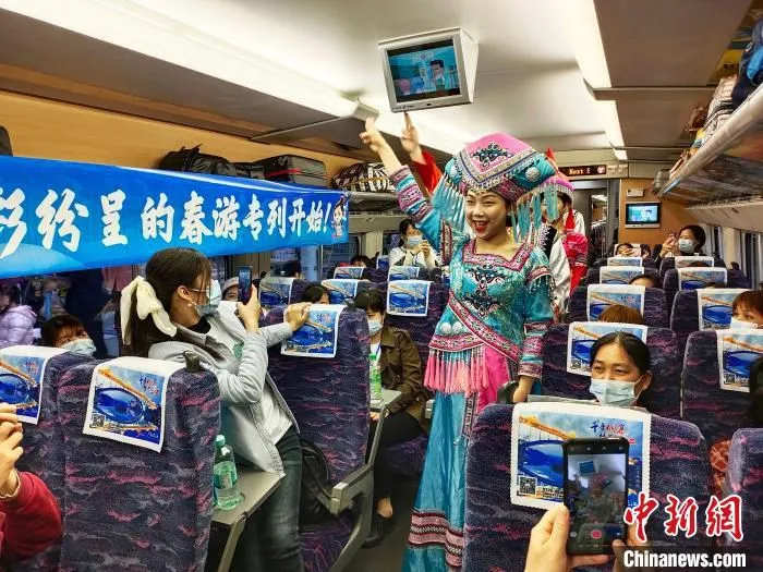 图为专业艺术团队在列车上为旅客表演少数民族歌舞。　黄艳梅 摄