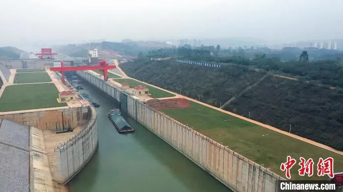中国铁建港航局承建的南宁邕宁水利枢纽工程航运过坝项目。　中国铁建港航局供图