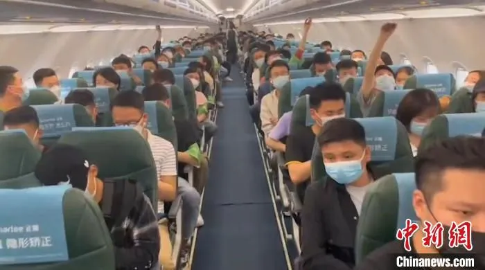 120名“美团小哥”在飞往上海的飞机上 春秋航空供图