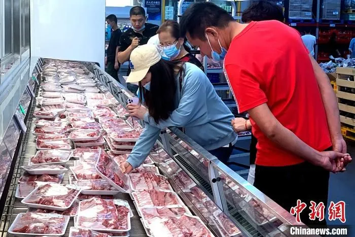 5月11日，中国国家统计局发布数据显示，4月份，中国居民消费价格指数(CPI)同比上涨0.9���中，猪肉价格下降21.4���幅比上月扩大3.0个百分点。图为福州市民在超市购买猪肉。(资料图片) 中新社记者 王东明 摄