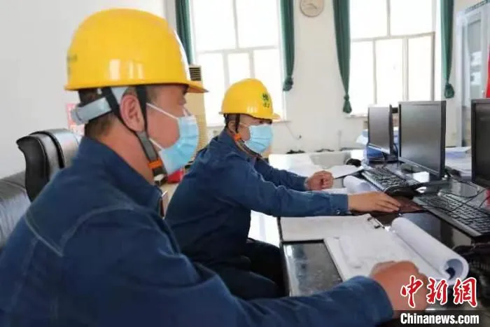 5月21日，黑龙江牡丹江供电公司变电运维人员进行送电前核对工作流程。　任海霞 摄
