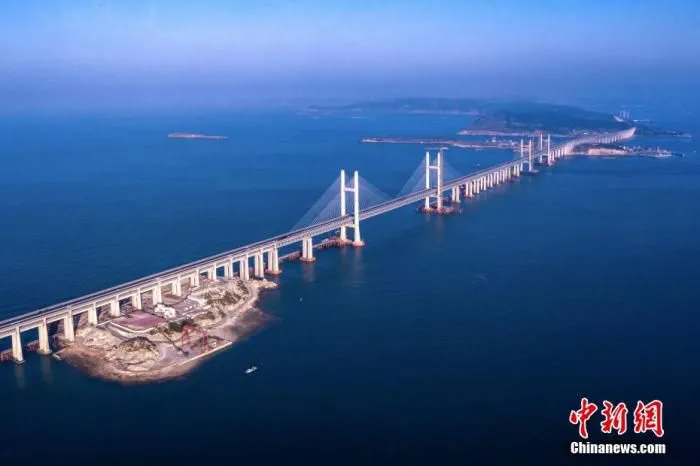 空中鸟瞰平潭海峡公铁大桥。王东明 摄