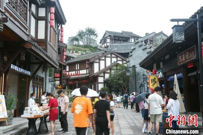 图为磁器口后街吸引游人。　金融街控股供图