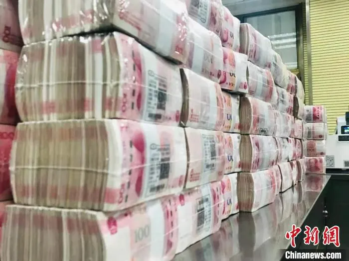 人民币整体摆放。　艾庆龙 摄