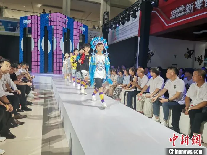 童装走秀 胡丰盛 摄